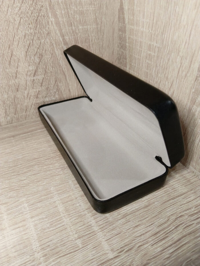 Элегантный футляр для очков, украшенный изысканной алмазной вышивкой с изображением совы, станет не только практичным аксессуаром, но и стильным элементом вашего образа. Центральным элементом дизайна является детализированное изображение совы, выполненное с использованием разноцветных страз и бусин — от нежно-розовых и перламутровых до насыщенных фиолетовых и золотистых оттенков.