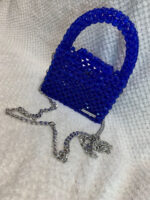 Представляем изысканную сумку из бусин в стиле «Венеция» — воплощение роскоши и утончённости! Эта миниатюрная модель выполнена из насыщенных синих акриловых бусин, которые создают эффект мерцающего кристалла, переливаясь на свету. Каждая бусина аккуратно закреплена, формируя цельную, прочную конструкцию, которая одновременно служит и украшением, и практичным аксессуаром.