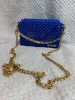 Роскошный клатч из бусин — воплощение гламура и утончённого вкуса. Эта модель выполнена в насыщенном королевском синем цвете, который притягивает взгляды и подчёркивает индивидуальность обладательницы. Корпус клатча полностью покрыт аккуратными квадратными бусинами, создающими эффект мерцающего кристалла. Благодаря ручной работе каждая деталь идеально подогнана, а поверхность выглядит безупречно.