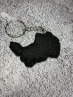 Представляем очаровательный брелок, выполненный в технике вышивки крестиком на пластиковой канве. Центральным элементом дизайна стал милый котик, который держит в лапках ярко-оранжевую морковку с зелёной ботвой. Этот аксессуар сочетает в себе игривость и утончённость, станет стильным дополнением к ключам, рюкзаку или сумке