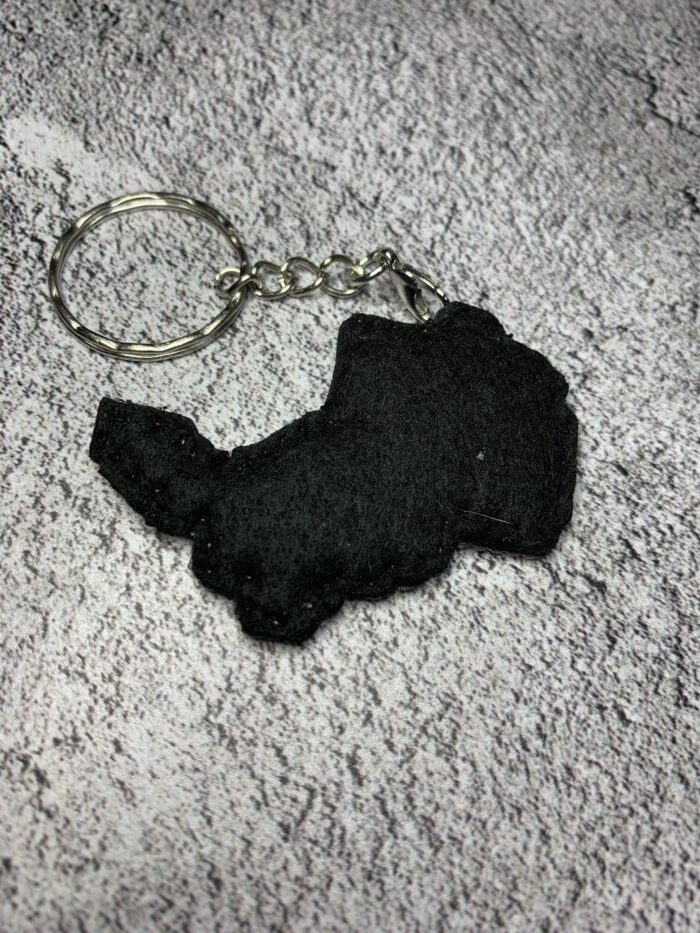 Представляем очаровательный брелок, выполненный в технике вышивки крестиком на пластиковой канве. Центральным элементом дизайна стал милый котик, который держит в лапках ярко-оранжевую морковку с зелёной ботвой. Этот аксессуар сочетает в себе игривость и утончённость, станет стильным дополнением к ключам, рюкзаку или сумке