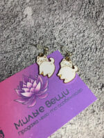 Откройте для себя очарование милых серёг с изображением белых котиков! Этот забавный и трогательный аксессуар мгновенно поднимет настроение и добавит нотку игривости в любой образ. Серьги выполнены в стиле «каваи» — японской эстетике милоты, которая покорила весь мир.