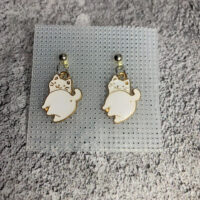 Откройте для себя очарование милых серёг с изображением белых котиков! Этот забавный и трогательный аксессуар мгновенно поднимет настроение и добавит нотку игривости в любой образ. Серьги выполнены в стиле «каваи» — японской эстетике милоты, которая покорила весь мир.