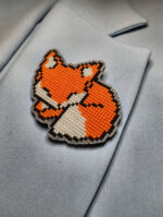 Представляем очаровательную брошь в виде спящей лисы, выполненную в стиле пиксель-арт — милый и стильный аксессуар для любителей животных и ретро-игр!