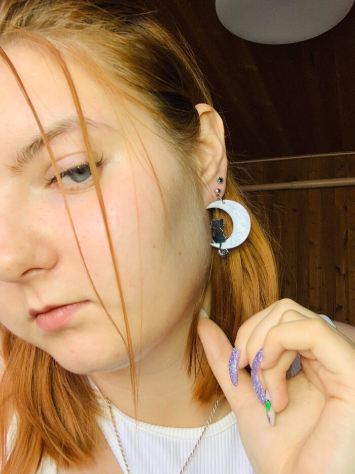 Представляем очаровательные серьги в виде лунных полукругов с силуэтами чёрных котиков — идеальный аксессуар для любителей мистики и уюта! Эти серьги сочетают в себе изящество ночного неба и игривость домашних питомцев, создавая неповторимый образ.