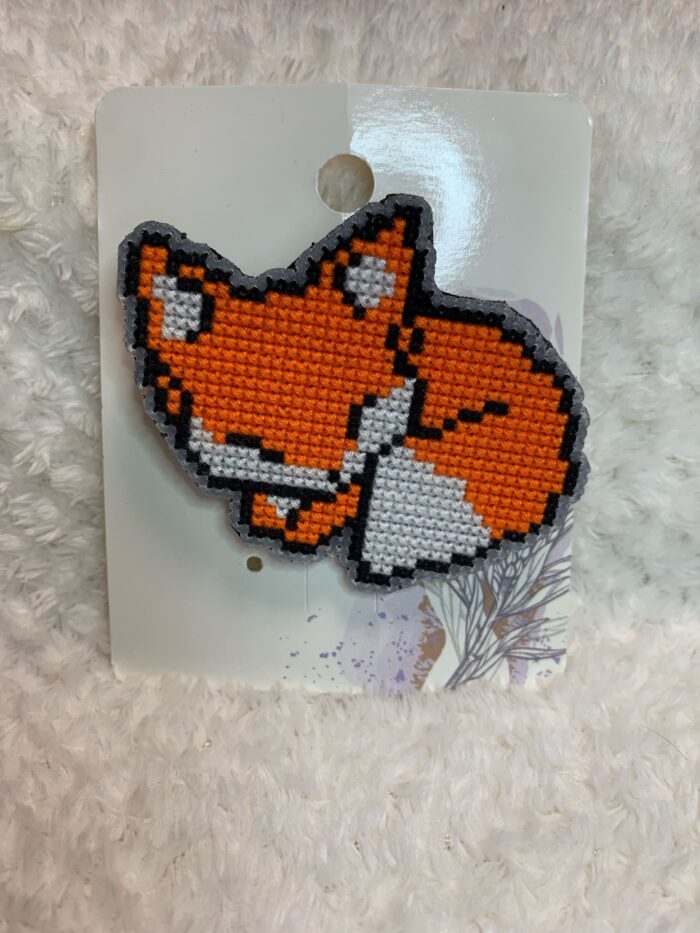 Представляем очаровательную брошь в виде спящей лисы, выполненную в стиле пиксель-арт — милый и стильный аксессуар для любителей животных и ретро-игр!