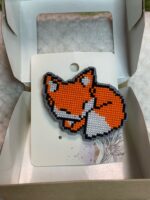 Представляем очаровательную брошь в виде спящей лисы, выполненную в стиле пиксель-арт — милый и стильный аксессуар для любителей животных и ретро-игр!