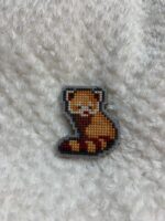 Представляем милую брошь в виде красной панды, выполненную в технике термомозаики (или пиксельного рукоделия) — очаровательный аксессуар для любителей животных и оригинальных украшений!