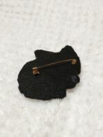 Представляем очаровательную брошь в виде спящей лисы, выполненную в стиле пиксель-арт — милый и стильный аксессуар для любителей животных и ретро-игр!