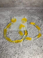 Представляем эффектные серьги с геометрическим дизайном — смелое украшение для тех, кто не боится выделяться! Эти крупные серьги выполнены из полупрозрачной акриловой смолы с мерцающими частицами, которые переливаются на свету, создавая волшебный голографический эффект.