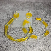 Представляем эффектные серьги с геометрическим дизайном — смелое украшение для тех, кто не боится выделяться! Эти крупные серьги выполнены из полупрозрачной акриловой смолы с мерцающими частицами, которые переливаются на свету, создавая волшебный голографический эффект.