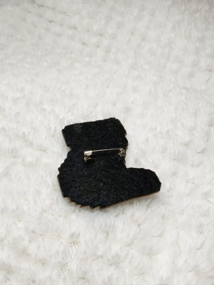 Представляем милую брошь в виде красной панды, выполненную в технике термомозаики (или пиксельного рукоделия) — очаровательный аксессуар для любителей животных и оригинальных украшений!