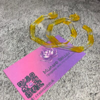 Представляем эффектные серьги с геометрическим дизайном — смелое украшение для тех, кто не боится выделяться! Эти крупные серьги выполнены из полупрозрачной акриловой смолы с мерцающими частицами, которые переливаются на свету, создавая волшебный голографический эффект.