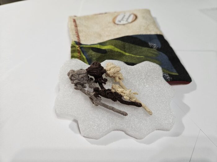 Брошь-трансформер для любимого человека "Жизнь как три вкуса шоколада", вязаная крючком — изображение 2