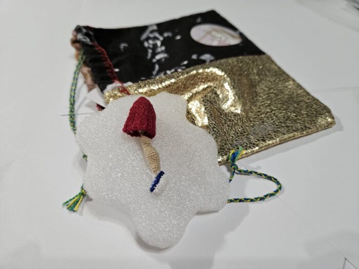 Брошь "Волшебный пендель. Антипрокрастинация", вязаная крючком — изображение 2