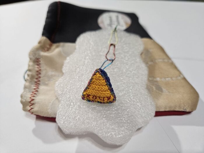 Брошь-брелок-кулон-антистресс "Пирамидка счастья" (Формула счастья), вязаная крючком — изображение 2