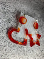 Представляем эффектные серьги из эпоксидной смолы, которые станут ярким акцентом в любом образе! Эта пара сочетает в себе два выразительных элемента: округлый диск и крупную геометрическую фигуру — сердце и звезду. Насыщенная красно-оранжевая гамма с полупрозрачными переливами создаёт ощущение огненного закатного неба, а плавные переходы оттенков придают украшению глубину и объём.