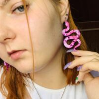 Представляем эффектные серьги в виде изящных змеек — смелое и стильное украшение для истинных ценительниц необычных аксессуаров! Эти серьги сразу привлекают внимание благодаря яркому дизайну и завораживающему сочетанию оттенков розового и фиолетового.