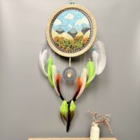 Авторский ловец снов «Горный пейзаж», это не просто оберег от плохих снов, это настоящая картина нитями. Вместо привычной паутинки в его сердце оживает горный пейзаж.