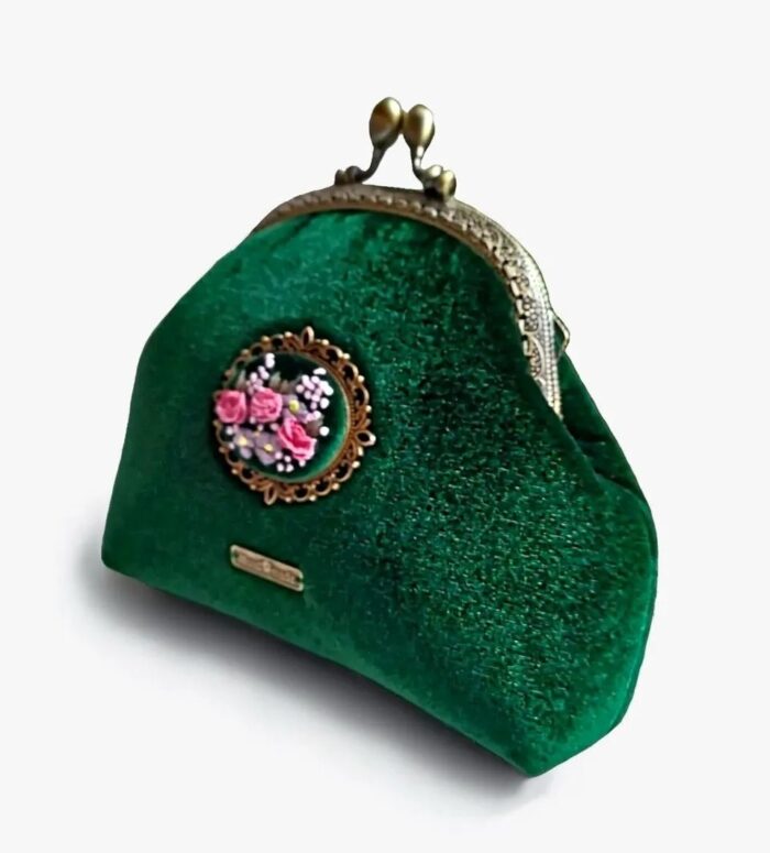 Косметичка бархатная с фермуаром и вышивкой — изображение 6