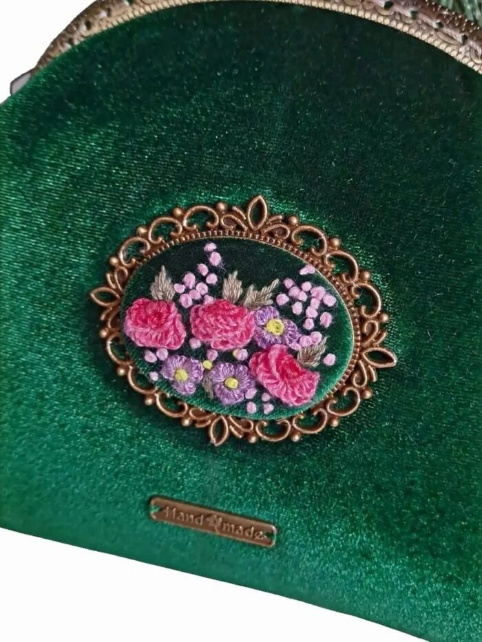 Косметичка бархатная с фермуаром и вышивкой — изображение 7