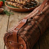 Плетёная шампурница с кожаными ремнями: стиль и удобство в одном флаконе!