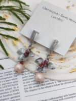 Серьги с жемчугом и цветочным декором: изящество в каждой детали Откройте для себя мир утончённой элегантности с этими великолепными серьгами, сочетающими в себе нежность жемчуга и очарование цветочного мотива. Идеальный аксессуар для тех, кто ценит изысканность и хочет подчеркнуть свою индивидуальность.
