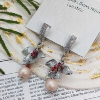 Серьги с жемчугом и цветочным декором: изящество в каждой детали Откройте для себя мир утончённой элегантности с этими великолепными серьгами, сочетающими в себе нежность жемчуга и очарование цветочного мотива. Идеальный аксессуар для тех, кто ценит изысканность и хочет подчеркнуть свою индивидуальность.