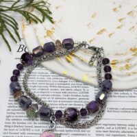 Браслет «Фиолетовая симфония»: изысканность в каждой детали Откройте для себя магию утончённого аксессуара — браслета, сочетающего в себе благородство фиолетовых бусин и изящество серебристой цепочки. Этот уникальный браслет станет не только стильным дополнением к вашему образу, но и настоящим талисманом, притягивающим взгляды.