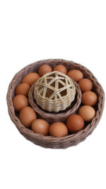 Плетёный поднос – это прекрасный выбор для хранения пасхальных лакомств. Его ручная работа делает его уникальным и стильным украшением праздничного стола. НАС ИЩУТ: плетеный поднос, пасхальный поднос, поднос для кулича, поднос для яиц, ручная работа, праздничный стол, пасхальные украшения