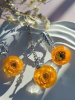 Комплект украшений с махровыми лютиками.