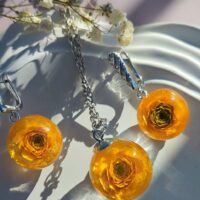 Комплект украшений с махровыми лютиками.