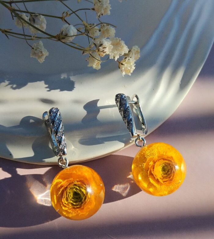 Комплект украшений с махровыми лютиками. — изображение 2