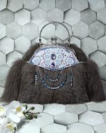 Сумочка из натурального меха песца дымчато - коричневого цвета. Мех нашит на уплотненный каркас из бархата, за счёт него сумочка прекрасно держит форму. Внутри достаточно места для самых необходимых вещей, но без излишеств. Имеется один кармашек для мелочей. Подкладка из сатина, по периметру фермуара отделка кружевом. Размер сумочки по каркасу: длина 20 см, высота 19 см, ширина 8 см.