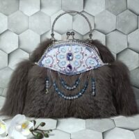 Сумочка из натурального меха песца дымчато - коричневого цвета. Мех нашит на уплотненный каркас из бархата, за счёт него сумочка прекрасно держит форму. Внутри достаточно места для самых необходимых вещей, но без излишеств. Имеется один кармашек для мелочей. Подкладка из сатина, по периметру фермуара отделка кружевом. Размер сумочки по каркасу: длина 20 см, высота 19 см, ширина 8 см.