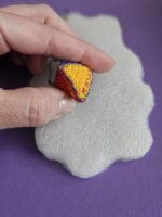 Брошь-брелок-кулон-антистресс "Пирамидка счастья" (Формула счастья), вязаная крючком