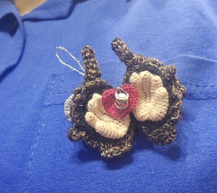 Брошь-трансформер "Прощай, оружие!", вязанная крючком — изображение 6