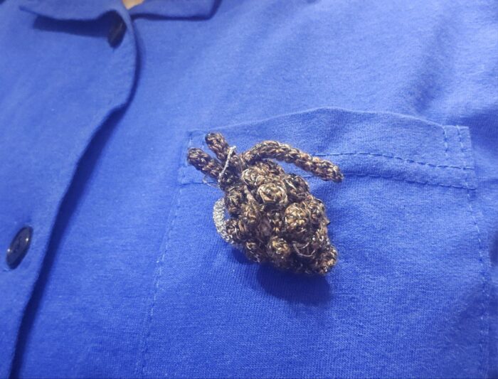 Брошь-трансформер "Прощай, оружие!", вязанная крючком — изображение 7