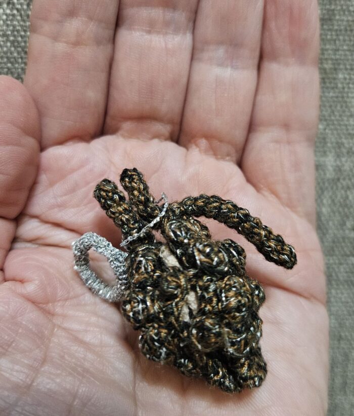 Брошь-трансформер "Прощай, оружие!", вязанная крючком — изображение 3