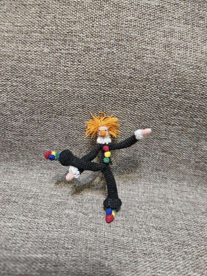 Брошь-трансформер "Топчущийся мим", вязаная крючком — изображение 3