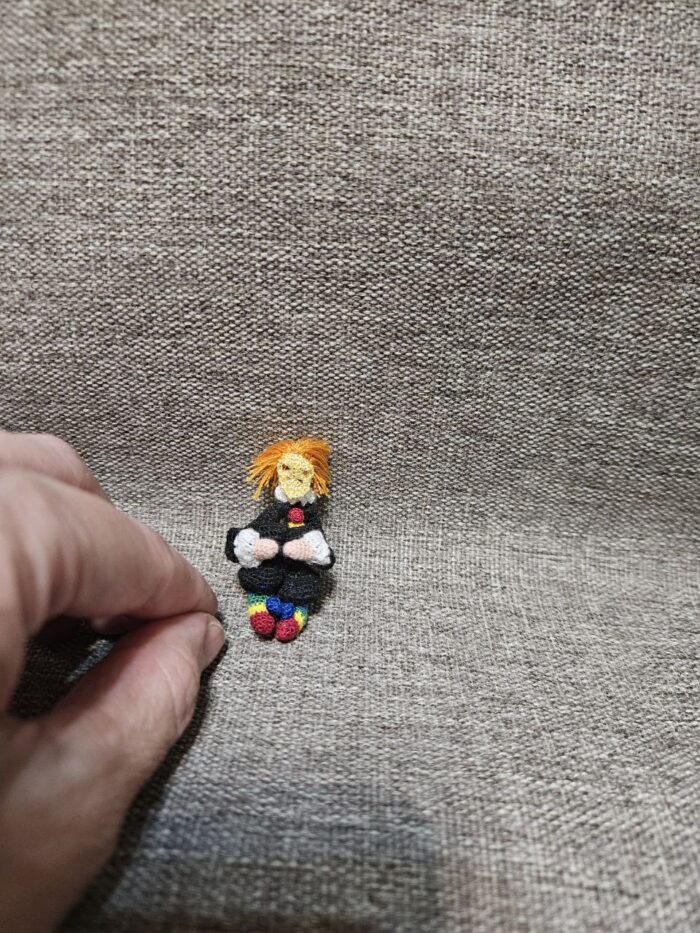 Брошь-трансформер "Топчущийся мим", вязаная крючком — изображение 4