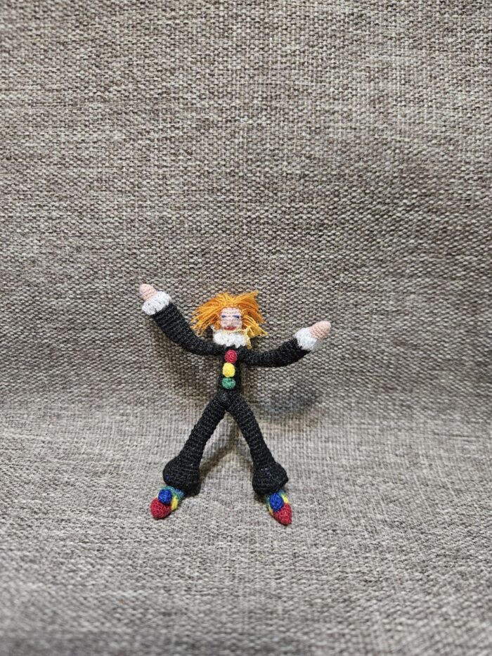 Брошь-трансформер "Топчущийся мим", вязаная крючком — изображение 5