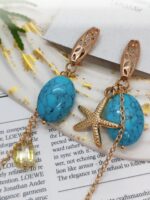 Серьги «Морская элегия»: гармония бирюзы и золота Погрузитесь в атмосферу морского бриза с изысканными серьгами, сочетающими природную красоту бирюзы и утончённость золотых элементов. Эта пара украшений — настоящий гимн лету и свободе, воплощённый в деталях.