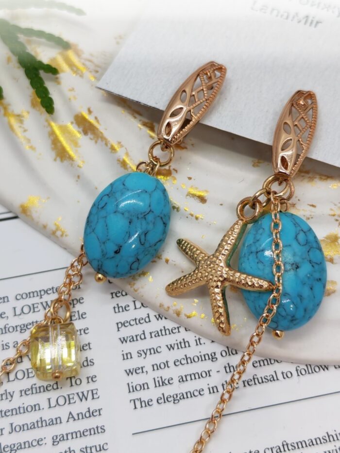 Серьги «Морская элегия»: гармония бирюзы и золота Погрузитесь в атмосферу морского бриза с изысканными серьгами, сочетающими природную красоту бирюзы и утончённость золотых элементов. Эта пара украшений — настоящий гимн лету и свободе, воплощённый в деталях.