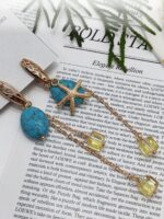 Серьги «Морская элегия»: гармония бирюзы и золота Погрузитесь в атмосферу морского бриза с изысканными серьгами, сочетающими природную красоту бирюзы и утончённость золотых элементов. Эта пара украшений — настоящий гимн лету и свободе, воплощённый в деталях.