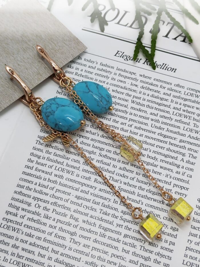 Серьги «Морская элегия»: гармония бирюзы и золота Погрузитесь в атмосферу морского бриза с изысканными серьгами, сочетающими природную красоту бирюзы и утончённость золотых элементов. Эта пара украшений — настоящий гимн лету и свободе, воплощённый в деталях.