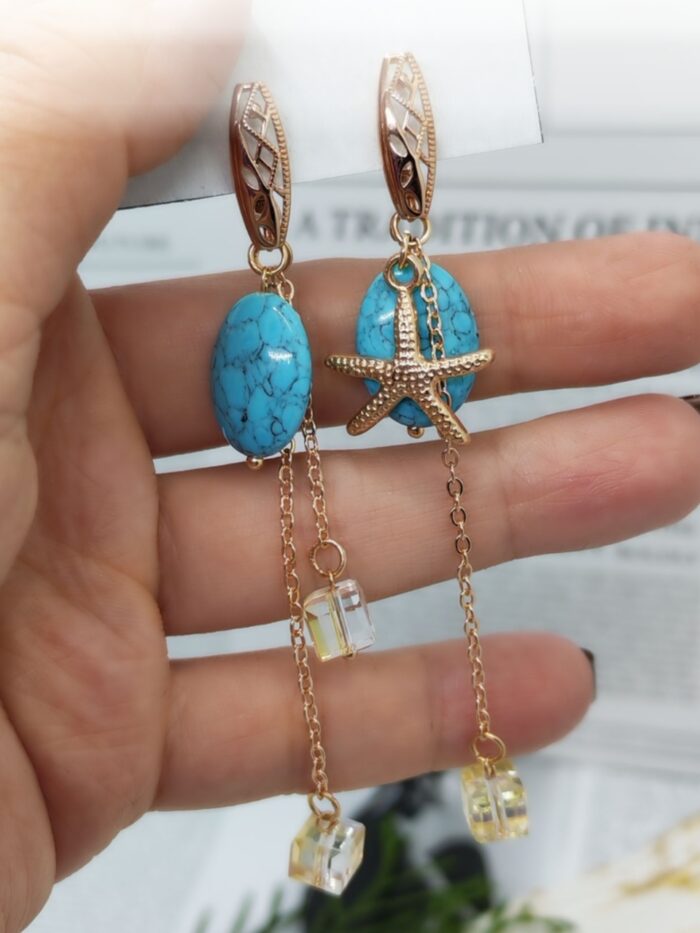 Серьги «Морская элегия»: гармония бирюзы и золота Погрузитесь в атмосферу морского бриза с изысканными серьгами, сочетающими природную красоту бирюзы и утончённость золотых элементов. Эта пара украшений — настоящий гимн лету и свободе, воплощённый в деталях.