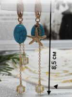 Серьги «Морская элегия»: гармония бирюзы и золота Погрузитесь в атмосферу морского бриза с изысканными серьгами, сочетающими природную красоту бирюзы и утончённость золотых элементов. Эта пара украшений — настоящий гимн лету и свободе, воплощённый в деталях.