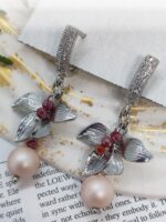 Серьги с жемчугом и цветочным декором: изящество в каждой детали Откройте для себя мир утончённой элегантности с этими великолепными серьгами, сочетающими в себе нежность жемчуга и очарование цветочного мотива. Идеальный аксессуар для тех, кто ценит изысканность и хочет подчеркнуть свою индивидуальность.