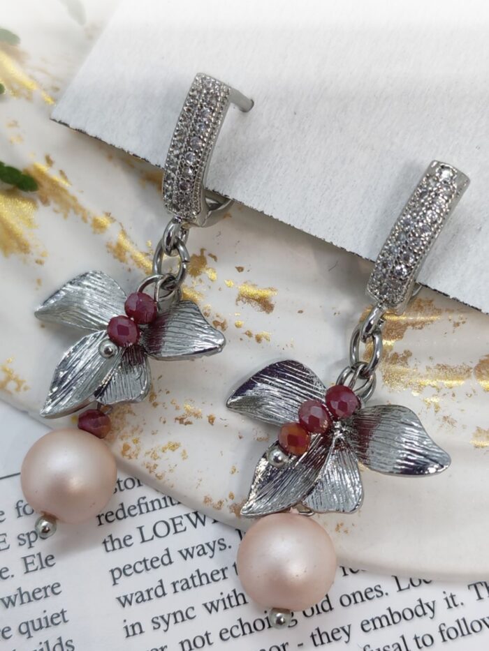 Серьги с жемчугом и цветочным декором: изящество в каждой детали Откройте для себя мир утончённой элегантности с этими великолепными серьгами, сочетающими в себе нежность жемчуга и очарование цветочного мотива. Идеальный аксессуар для тех, кто ценит изысканность и хочет подчеркнуть свою индивидуальность.